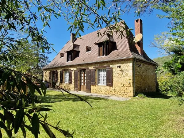 Propriété de charme - 3 maisons sur 2 ha, sans vis-à-vis, piscine, gîtes prêts à exploiter