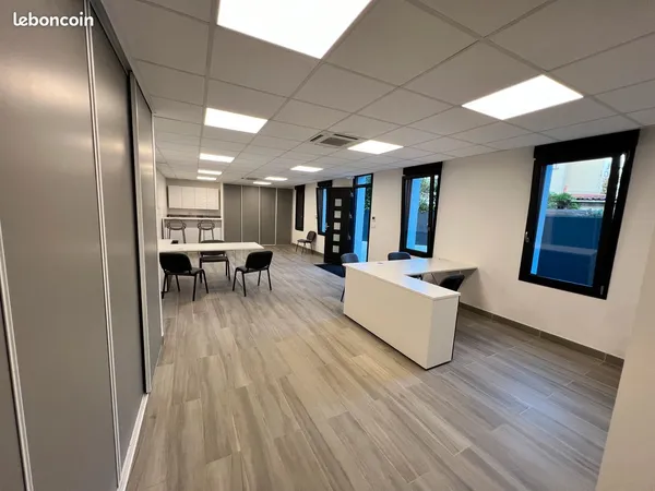 A louer Arènes Fontaine lestang pieds de métro Bureaux/locaux professionnels 56 m2 et garage 45 m2