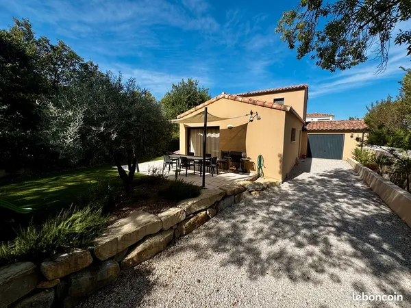 Maison familiale avec piscine, jardin paysagé et garage