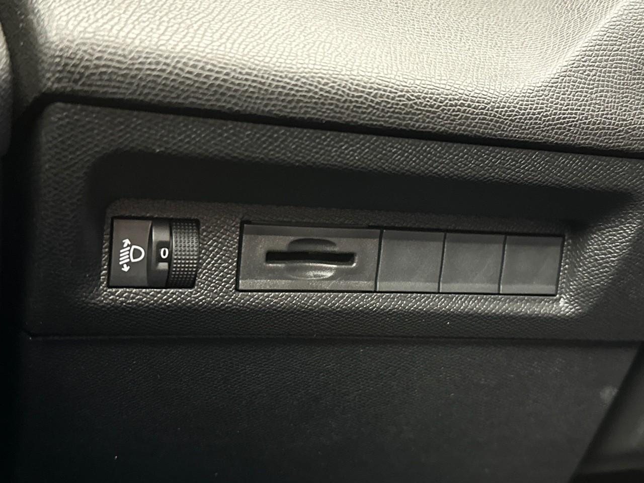 Peugeot 308 hybrid 145 e-dcs6 allure — photo 17