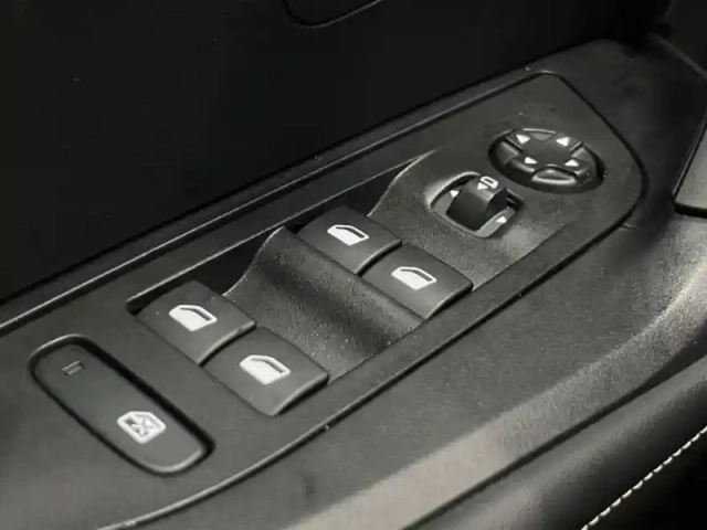 Peugeot 2008 1.2 puretech 100ch s&amp;s allure — photo 10