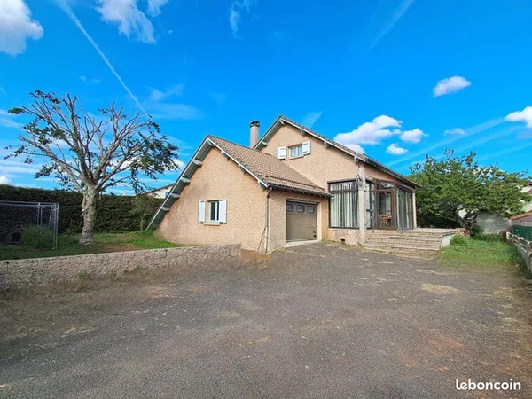 Maison familiale 210 m² - 5 chambres - Véranda - Terrain 890 m² - Coucouron