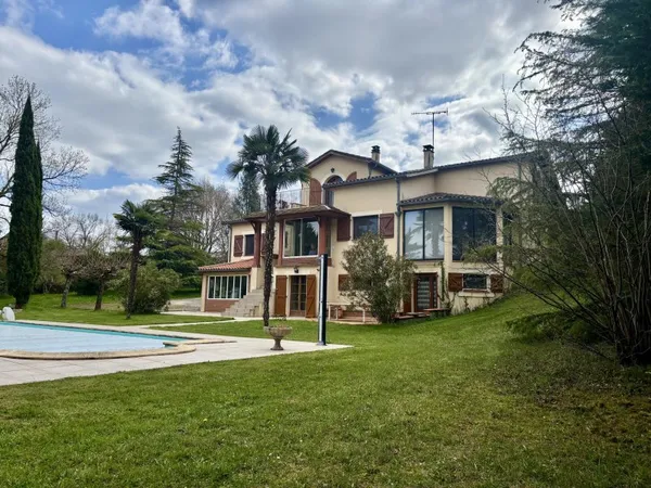 Grande maison familiale avec piscine à Auch