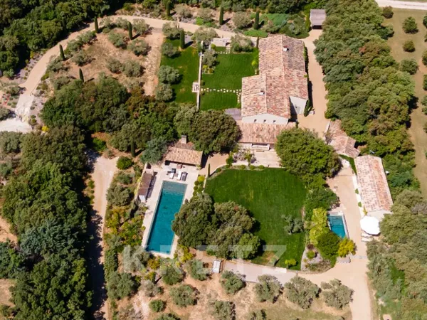Eygalières. Mas de caractère, rénovation d'exception, 5 suites, piscine à débordement