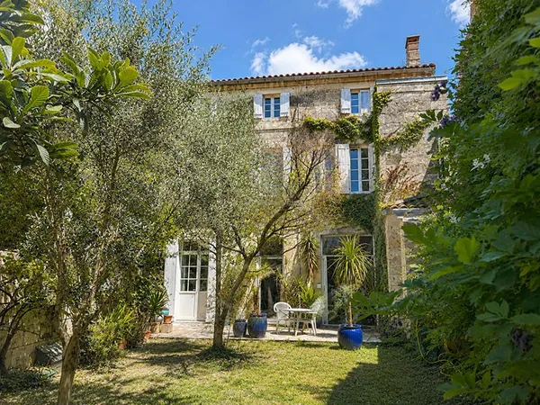 Élégante maison bourgeoise avec grand garage