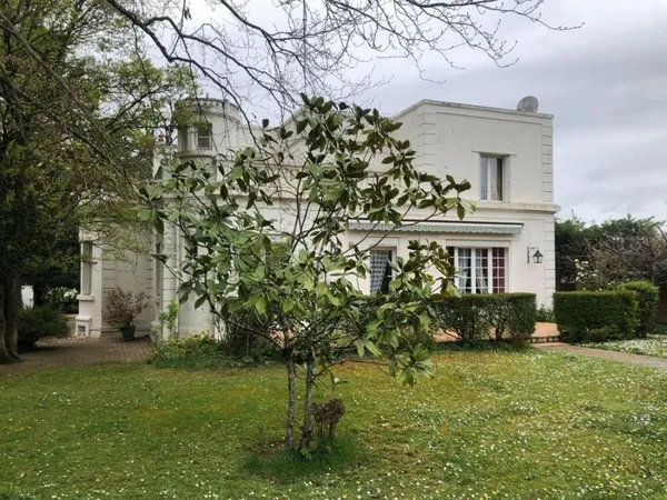 Grande maison avec piscine à Issoudun