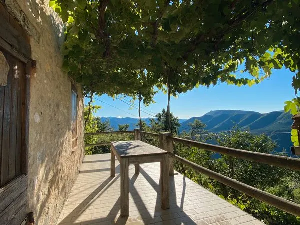 À seulement 1 heure de Nice... Notre petit paradis localisé cherche ses nouveaux propriétaires pour 