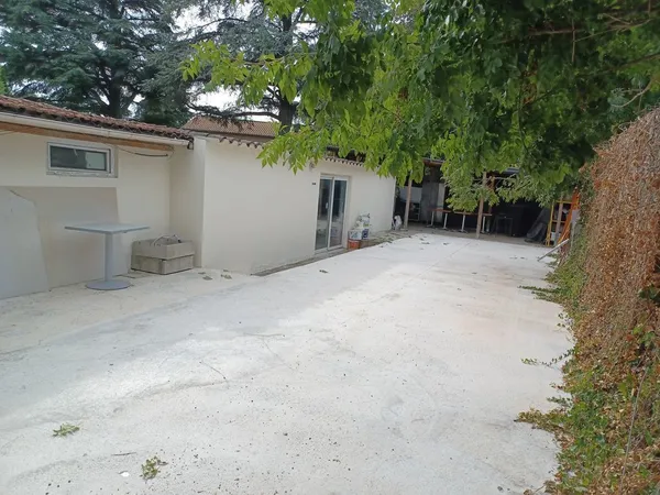 Bureau et espace de travail Location Saint-Didier-au-Mont-d'Or  250m² 1500€