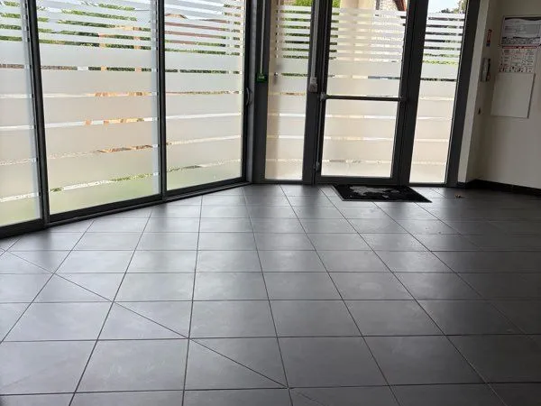 🏢 1 370 m² de locaux professionnels à louer
