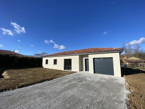 Maison 85 m2 habitable sur terrain plat de plus de 400 m2 bien exposé à Montlaur !