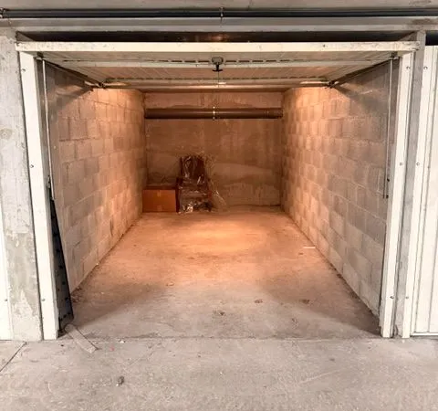 Garage Box fermé 13m2- local de stockage