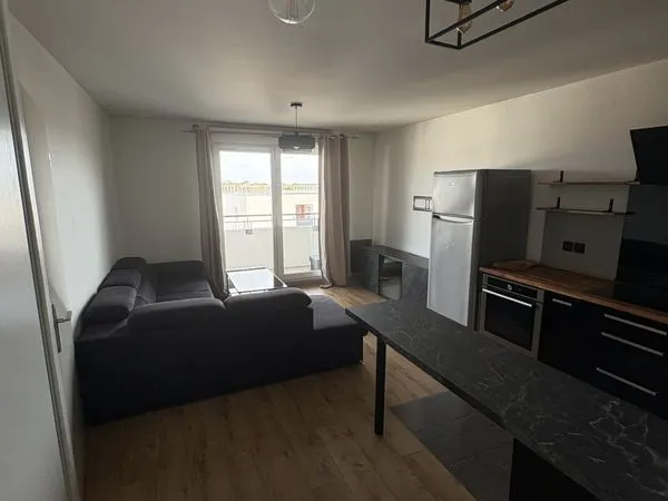 Appartement T2 meublé avec grand balcon aménagé, dernier étage avec ascenseur & parking couvert — Ré