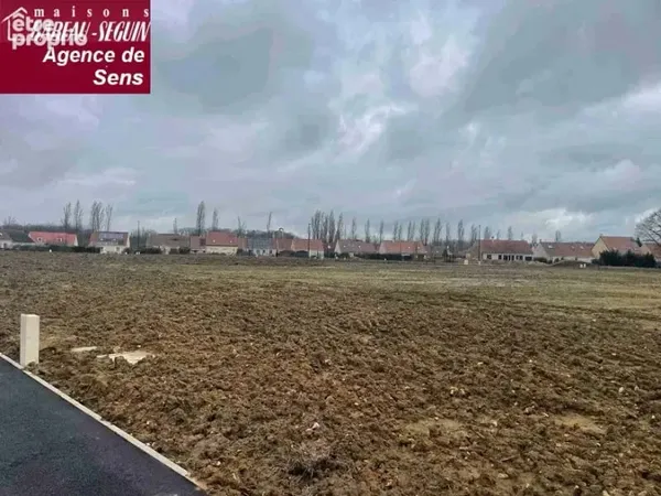 Terrain 700 m²