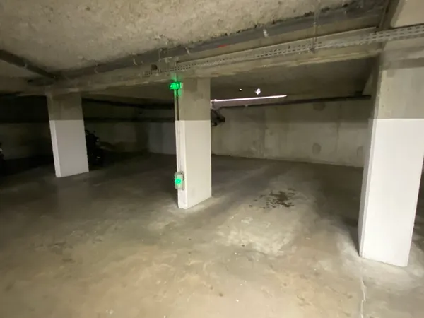 Loue parking couvert - 13m²