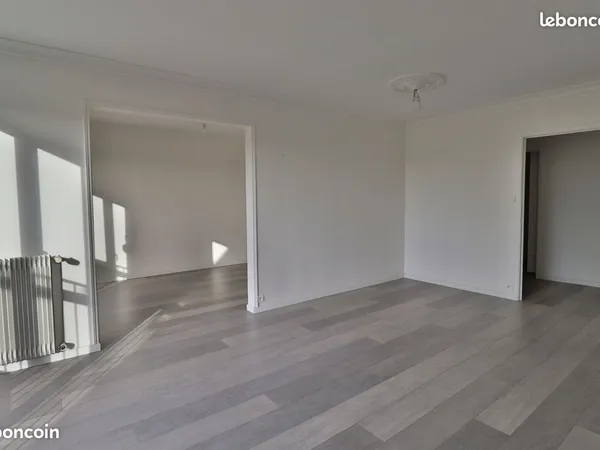 Appartement T3 traversant 80 m² avec garage et cave - 4e étage avec ascenseur