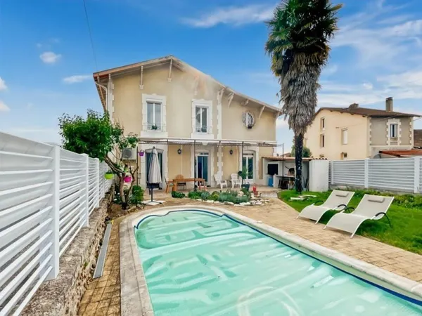 Maison rénovée de 180 m² piscine et toit terrasse à Mussidan