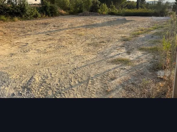 Terrain à bâtir de 800 m2 en position dominante Secteur re