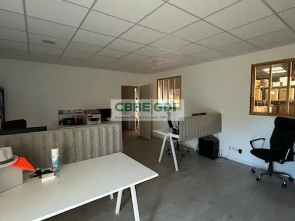 Entrepôt 1400 m²