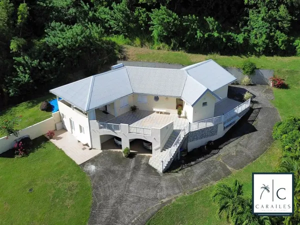 Villa 206m² comprenant aussi  un appartement T2 et un studio sur une parcelle de 2289m²
