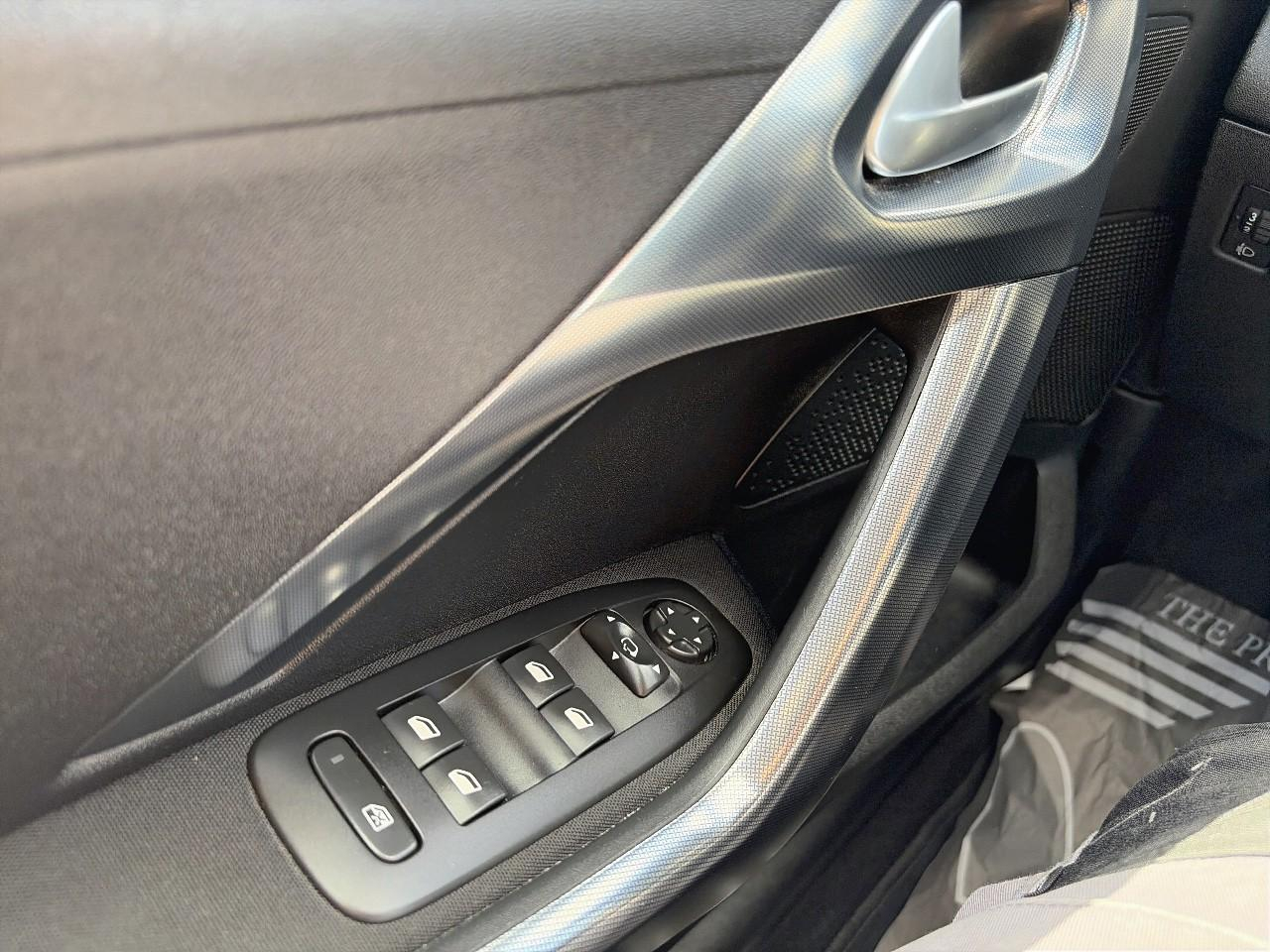 Peugeot 2008 1.2 puretech 110ch allure s&s — photo 18