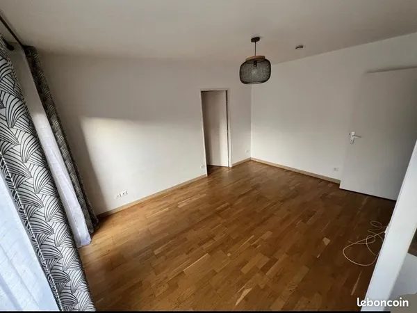Suresnes - Superbe T2 de 47m² avec Balcon, Parking et Ascenseur - Particulier