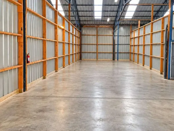 LOCATION  CELLULE DE STOCKAGE  280 M²  VITRÉ