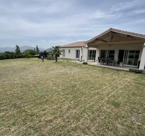 Maison individuelle de plain-pied de 133 M2 avec grand garage et vue sur le chateau de ST CLAIR.