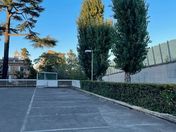 À louer - Place de parking extérieure - Sèvres Rive Gauche