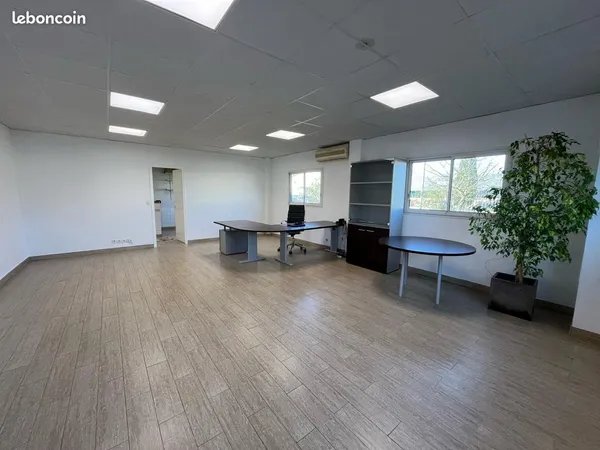 : Local commercial polyvalent - bureau climatisé + espace aménageable avec mezzanine