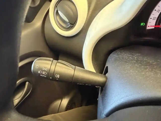 Renault Twingo iii e-tech — photo 30