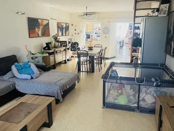 Maison de village avec jardin, local commercial