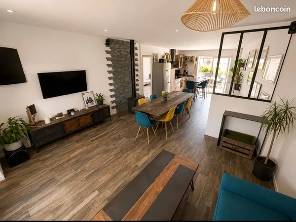 Aimargues - Maison de village rénovée avec terrain, terrasse, grand garage traversant, cuisine d'été