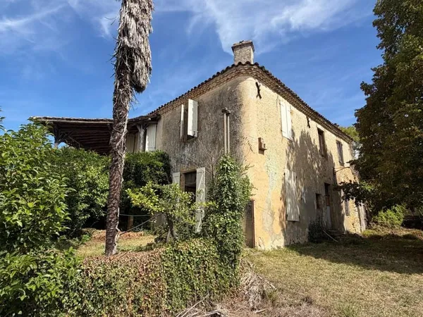 AIGNAN (32): BEL ENSEMBLE IMMOBILIER de caractere A RENOVER 300m2 + local AVEC vitrine, jardin clos 