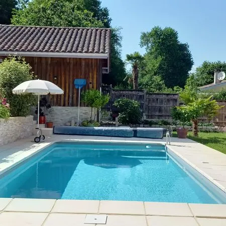Maison, jardin, piscine, à la campagne