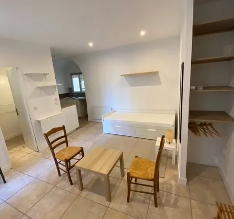 Particulier loue studio meublé rénové quartier mairie