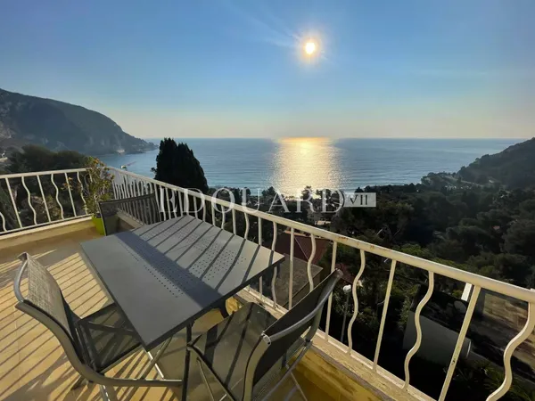 En exclusivité magnifique haut de villa de 81 m² avec superbe vue mer panoramique et parking