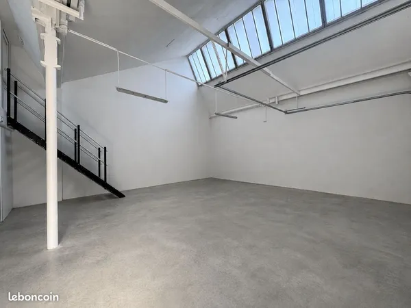 Local commercial et depot entièrement rénové