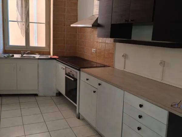 Appartement au calme situe dans une place à côté du centre ville