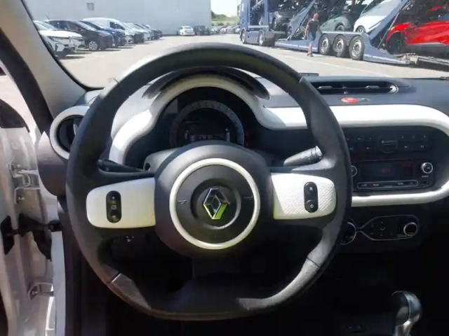 Renault Twingo iii e-tech — photo 11