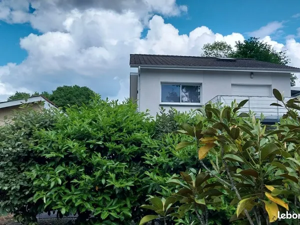 Maison contemporaine incluant logement à louer et bureau professionnel