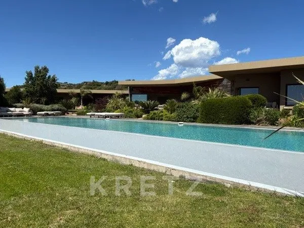 Propriété avec piscine dans un environnement privilégié