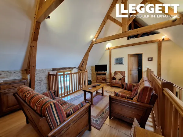 Propriété en pierre avec dépendances et piscine, à 15 minutes de Sarlat ? Vendue meublée