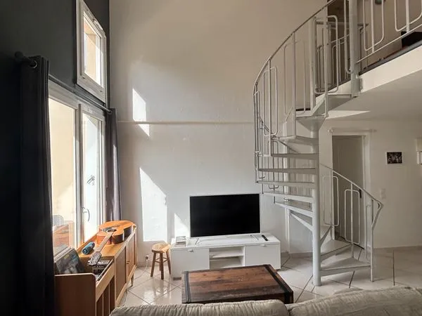 Duplex entièrement rénové 82 m2 | Plafond cathédrale & Terrasse face au parc