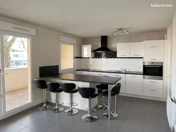 Appartement T3 de 56 m² - Terrasse 16 m² - Parking privé - Centre village Saint Pierre de Chandieu