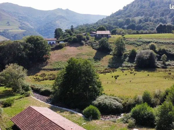 A vendre maison de 5 chambres au bord de l'eau