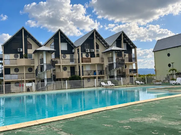 STUDIO MEUBLE AVEC PISCINE