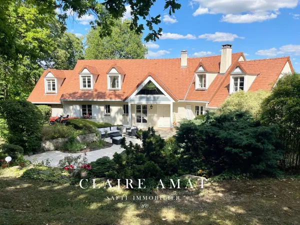 L'élégance d'une maison d'architecte dans un écrin de verdure.