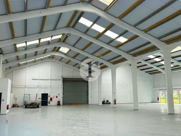 Local d'activité 1379 m²