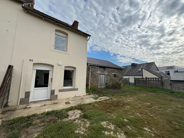 Maison à vendre dans le centre de Merdrignac au calme en fond d'impasse.