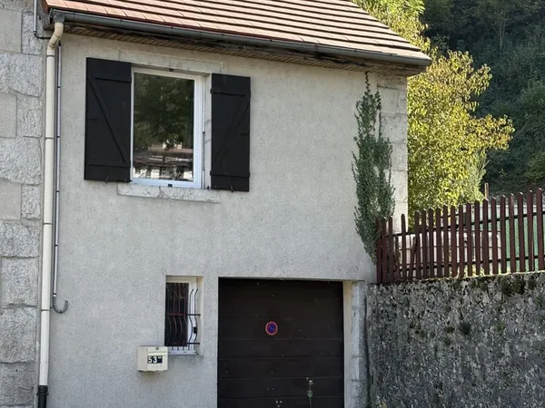 A louer à SAINT-CLAUDE, petite maison de Type 2 mitoyenne d'